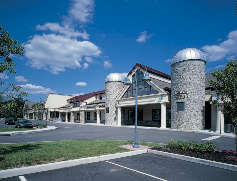 700-758 Dekalb Pike, Blue Bell, PA à louer - Photo de l’immeuble – Image 2 sur 9