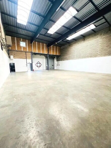 Local d’activités dans Élancourt à louer - Photo de l’immeuble – Image 2 sur 10