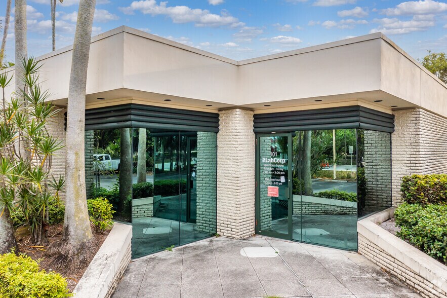 7061 Cypress Rd, Plantation, FL à louer - Photo de l’immeuble – Image 2 sur 16