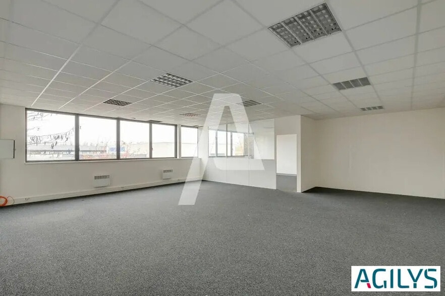 Industriel/Logistique dans Lisses à louer - Photo de l’immeuble – Image 3 sur 8