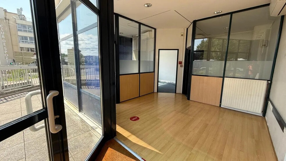 Local d’activités dans Ferney-Voltaire à louer - Photo intérieure – Image 3 sur 8