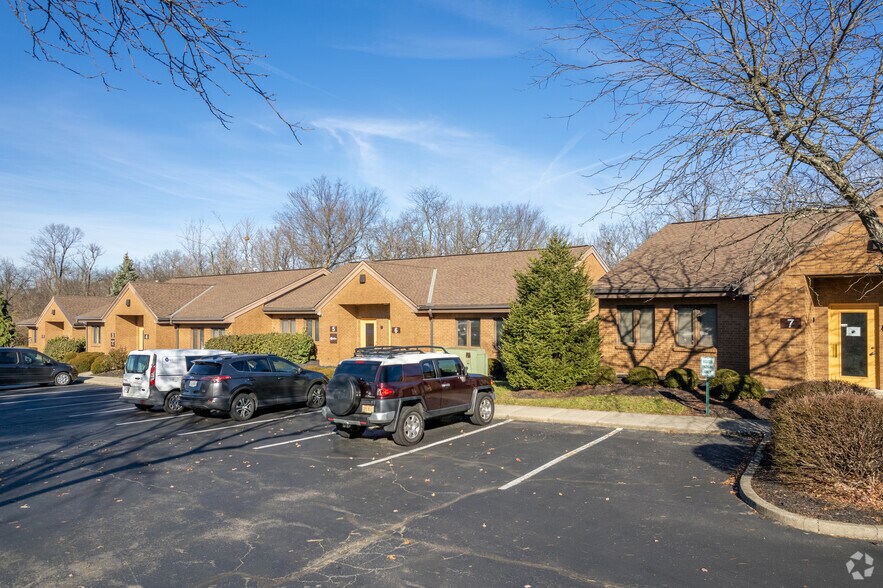 1375 Kemper Meadow Dr, Forest Park, OH à louer - Photo de l’immeuble – Image 3 sur 19