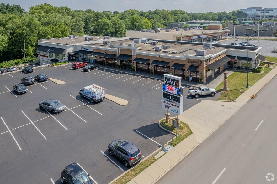8160-8180 Montgomery Rd, Cincinnati, OH à louer - Photo de l’immeuble – Image 2 sur 5
