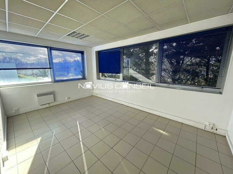 Bureau dans Saint-Jean à louer - Photo de l’immeuble – Image 3 sur 8