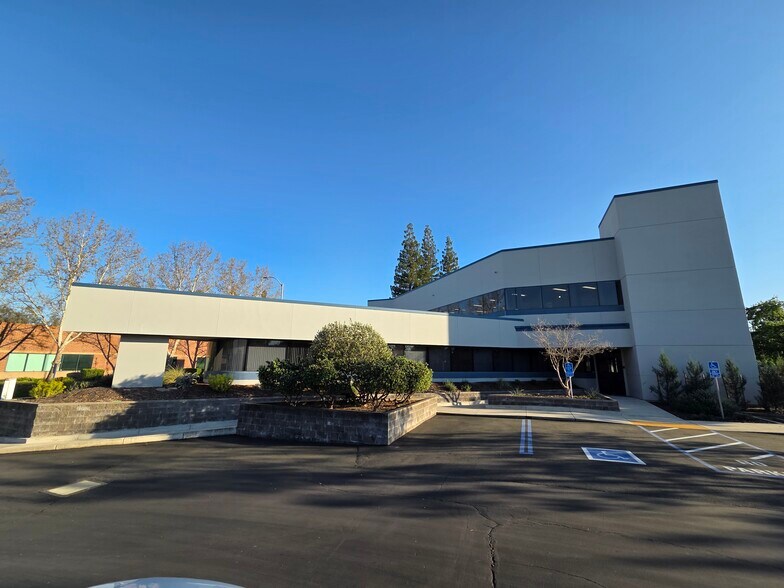 1613 Santa Clara Dr, Roseville, CA à vendre - Photo principale – Image 1 sur 3