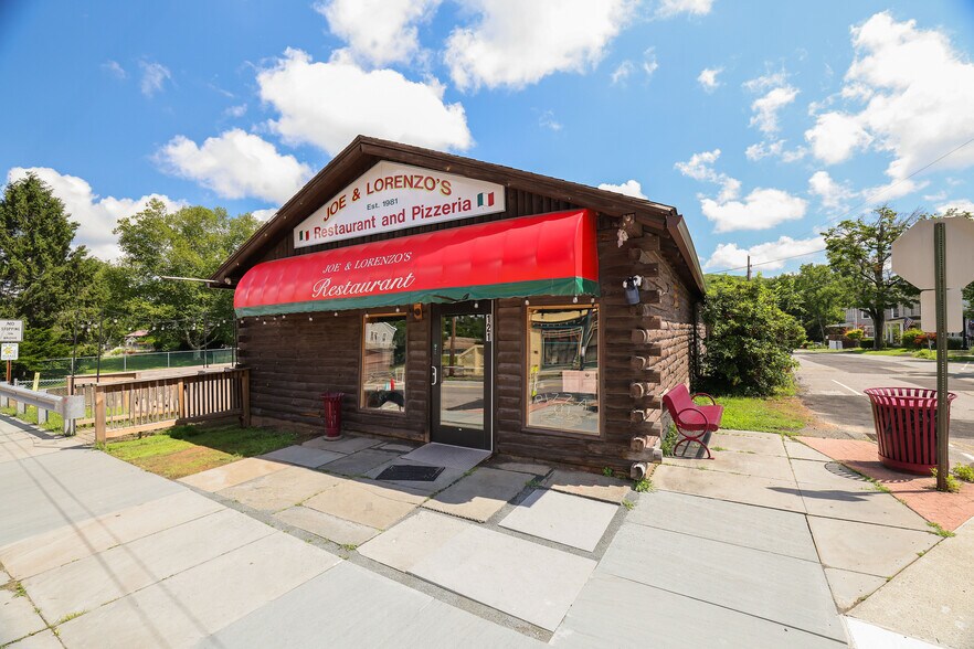 121 Main Ave, Hawley, PA à vendre - Photo de l’immeuble – Image 2 sur 57