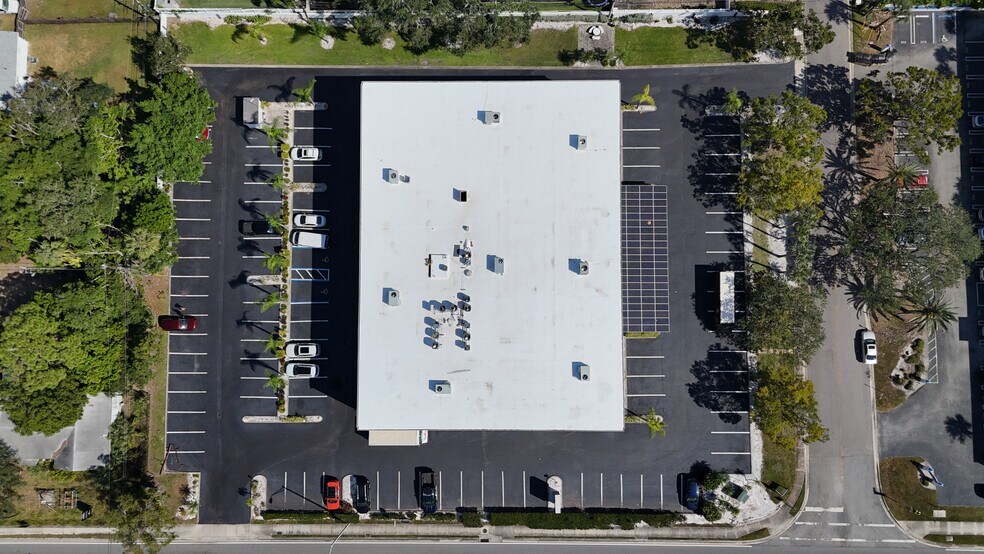 7901 4th St N, Saint Petersburg, FL à louer - Photo de l’immeuble – Image 2 sur 4