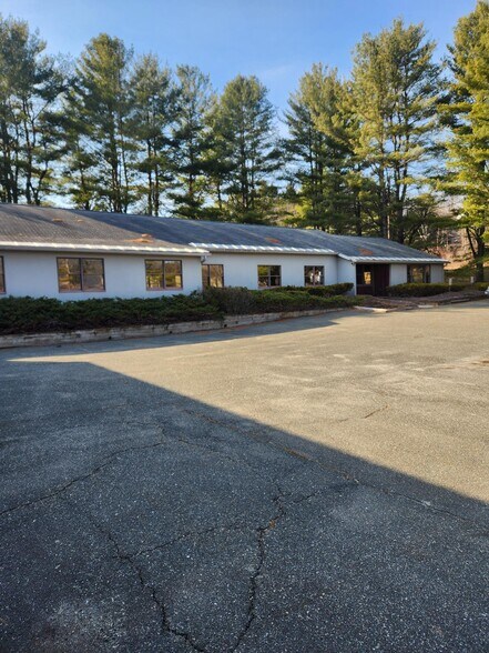 815 Pleasant St, Lee, MA à vendre - Photo de l’immeuble – Image 3 sur 23