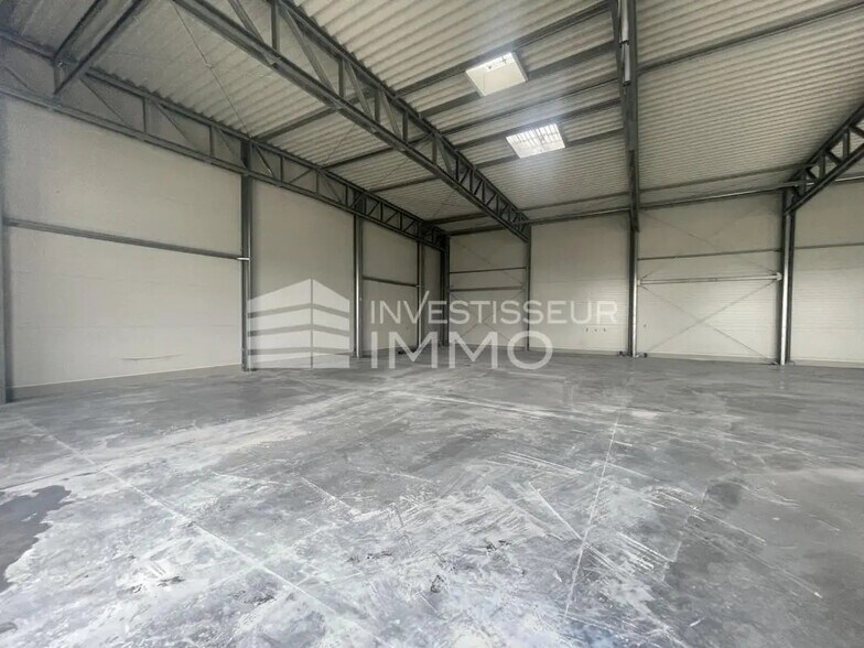 Industriel/Logistique dans Le Coudray-Montceaux à vendre - Photo de l’immeuble – Image 1 sur 2