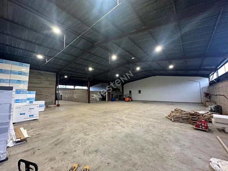 Industriel/Logistique dans Lachambre à louer - Photo de l’immeuble – Image 1 sur 4