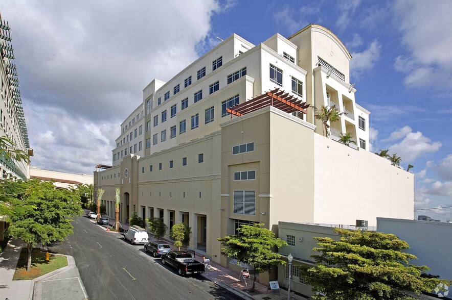 135 San Lorenzo Ave, Coral Gables, FL à louer - Photo de l’immeuble – Image 2 sur 9