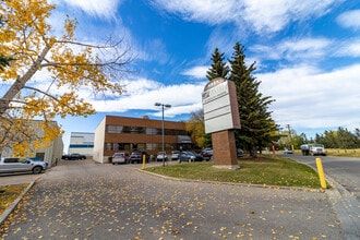 4317-4321 23B St NE, Calgary, AB à louer Photo de l’immeuble– Image 1 sur 13