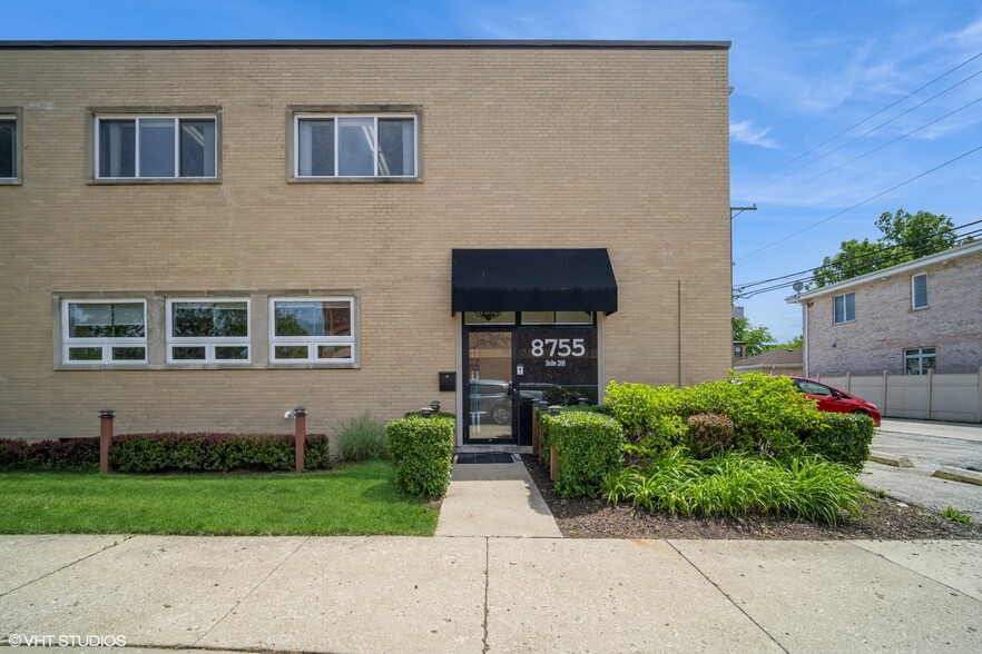 8755 Trumbull Ave, Skokie, IL à louer - Photo de l’immeuble – Image 3 sur 22