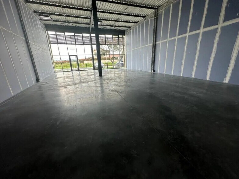 Local commercial dans ANDRÉZIEUX-BOUTHÉON à louer - Photo intérieure – Image 2 sur 3