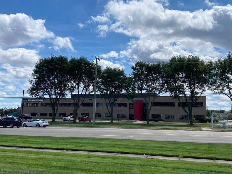 1849 W Maple Rd, Troy, MI à louer - Photo de l’immeuble – Image 1 sur 11