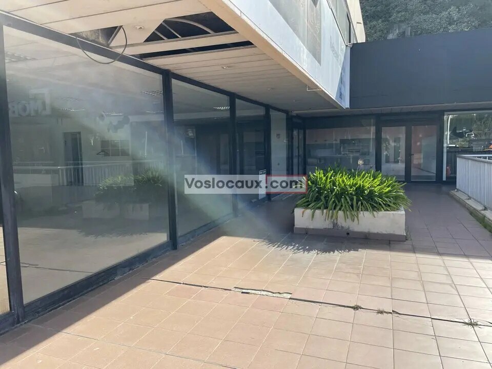 Local commercial dans Vallauris à louer Photo de l’immeuble– Image 1 sur 5