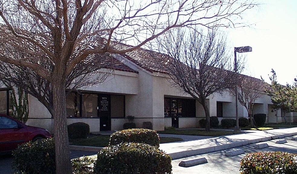 1607 E Palmdale Blvd, Palmdale, CA à vendre - Photo de l’immeuble – Image 2 sur 9