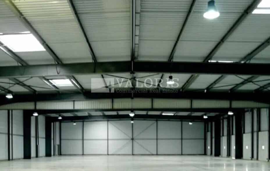 Local d'activités dans Marignane à vendre - Photo de l’immeuble – Image 3 sur 13