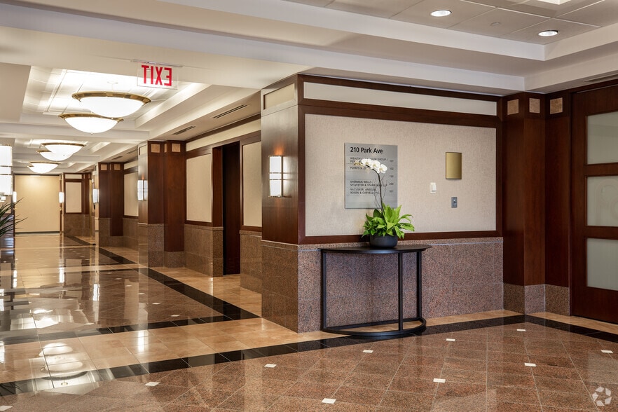 210 Park Ave, Florham Park, NJ à louer - Hall d’entrée – Image 3 sur 4