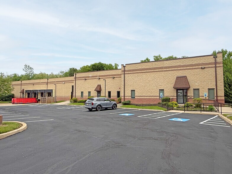 1440 Wells Dr, Bensalem, PA à louer - Photo de l’immeuble – Image 2 sur 10