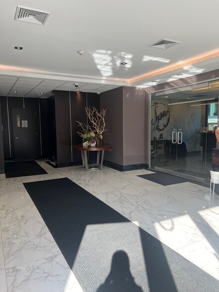 570 Sylvan Ave, Englewood Cliffs, NJ à louer - Hall d’entrée – Image 2 sur 5