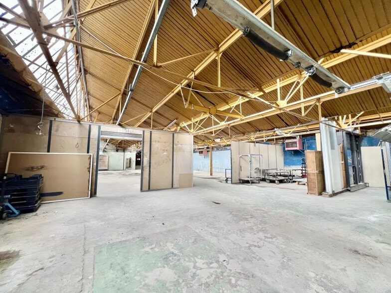 Local d’activités dans Saint-Maur-des-Fossés à louer - Photo de l’immeuble – Image 1 sur 7