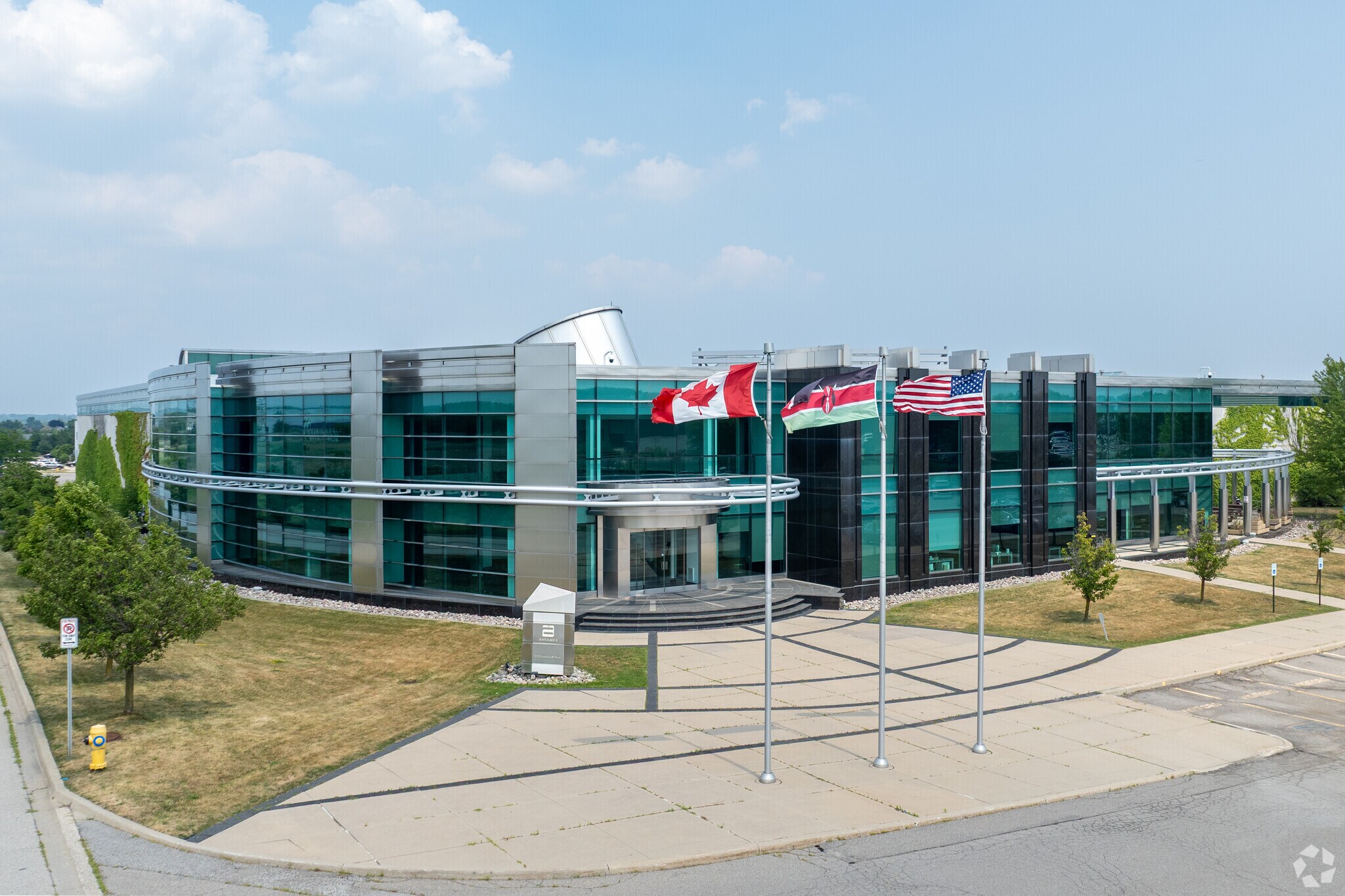 210 Great Gulf Dr, Vaughan, ON à louer Photo de l’immeuble– Image 1 sur 4