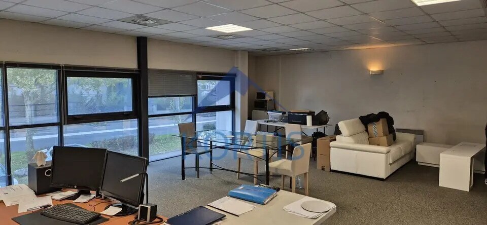 Local d’activités dans Décines-Charpieu à louer - Photo intérieure – Image 2 sur 4