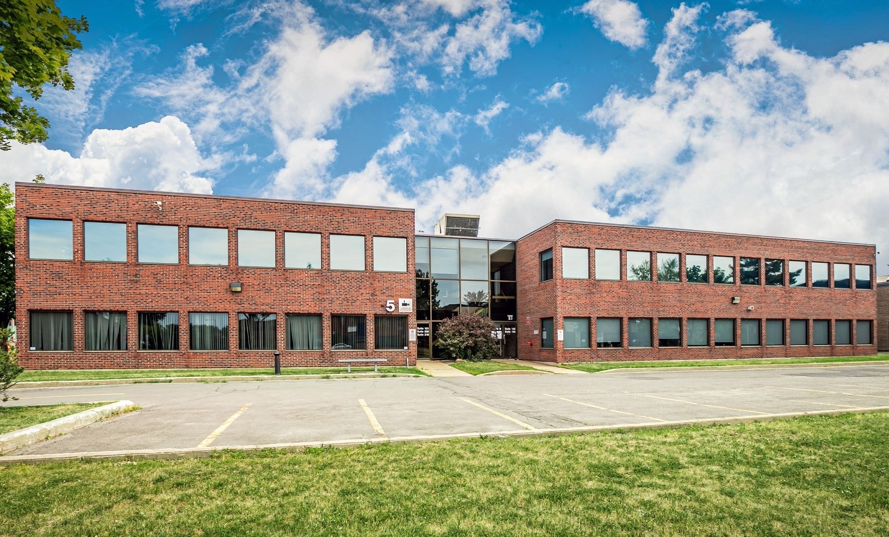 5 Pl de la Place du Commerce Street, Brossard, QC à louer Photo principale– Image 1 sur 2