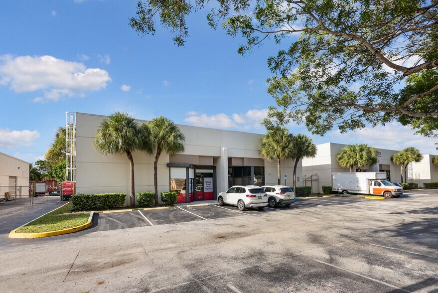 3371-3373 NW 168th St, Miami Gardens, FL à louer - Photo de l’immeuble – Image 3 sur 5