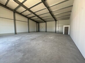 Local d’activités dans Rognac à louer Photo intérieure– Image 2 sur 6