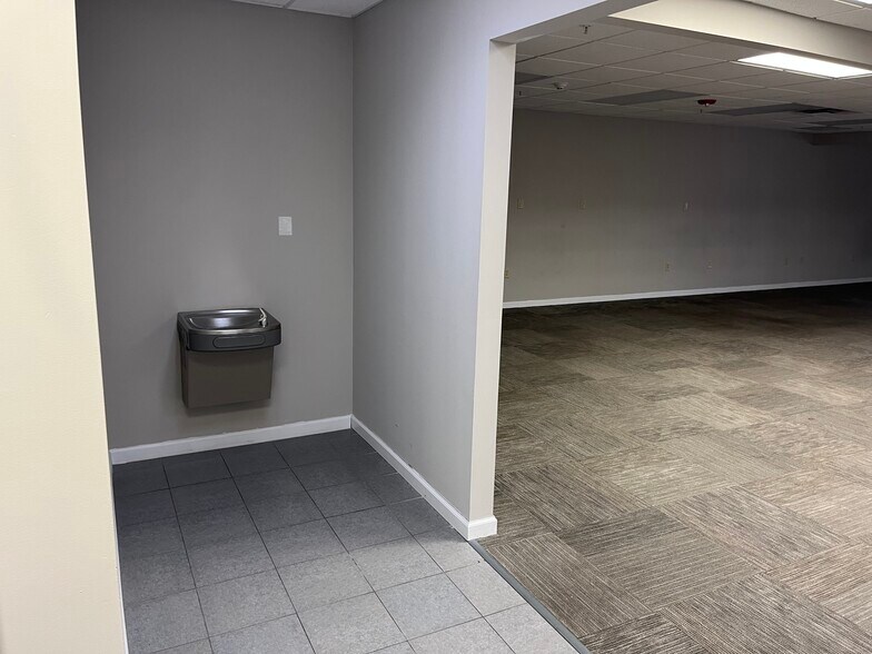 604 Old Liverpool Rd, Liverpool, NY à louer - Photo de l’immeuble – Image 3 sur 11