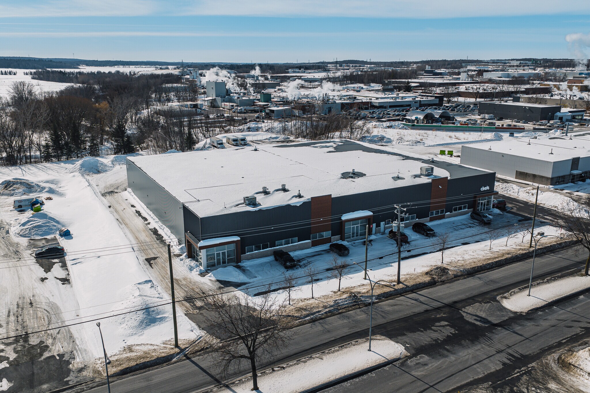 816-818 Boul Industriel, Granby, QC à louer Photo principale– Image 1 sur 8