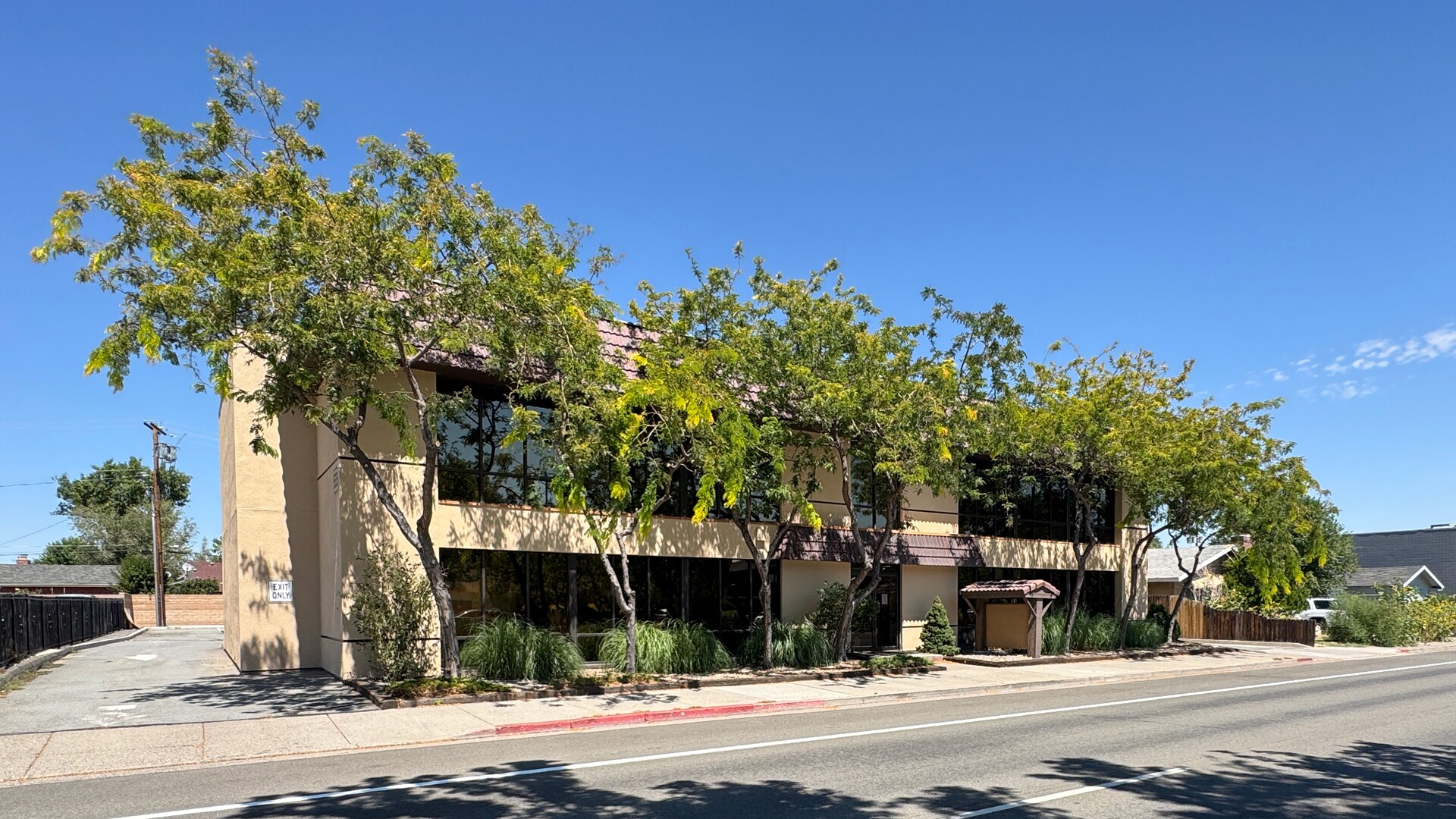 535 E Plumb Ln, Reno, NV à louer Photo principale– Image 1 sur 10