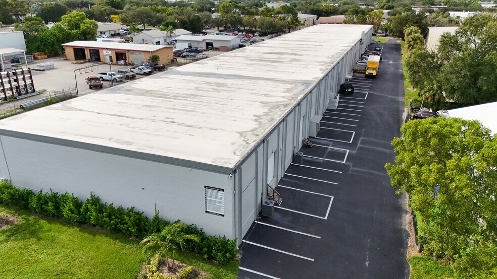 4227 Enterprise Ave, Naples, FL à vendre - Photo de l’immeuble – Image 2 sur 4