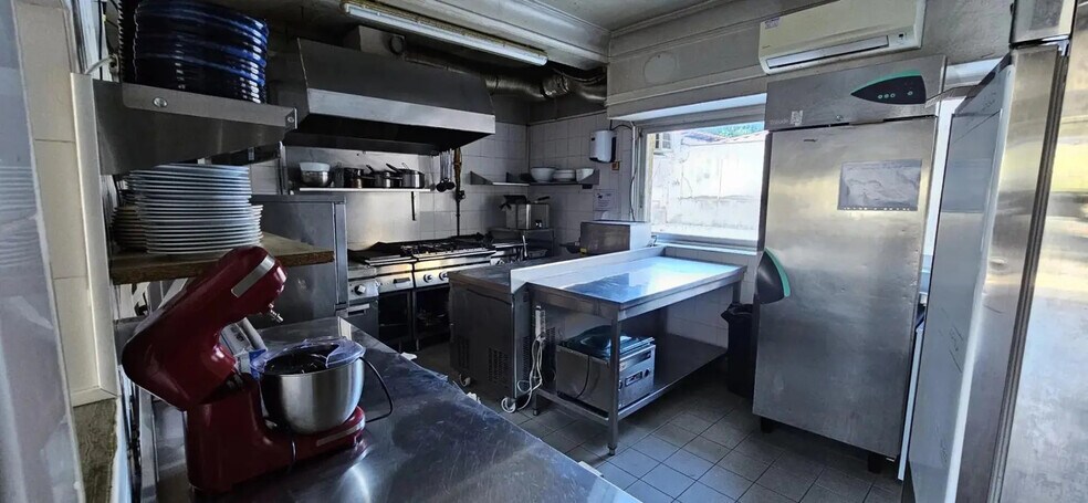 Local commercial dans Saint-Laurent-du-Var à louer - Photo de l’immeuble – Image 3 sur 7