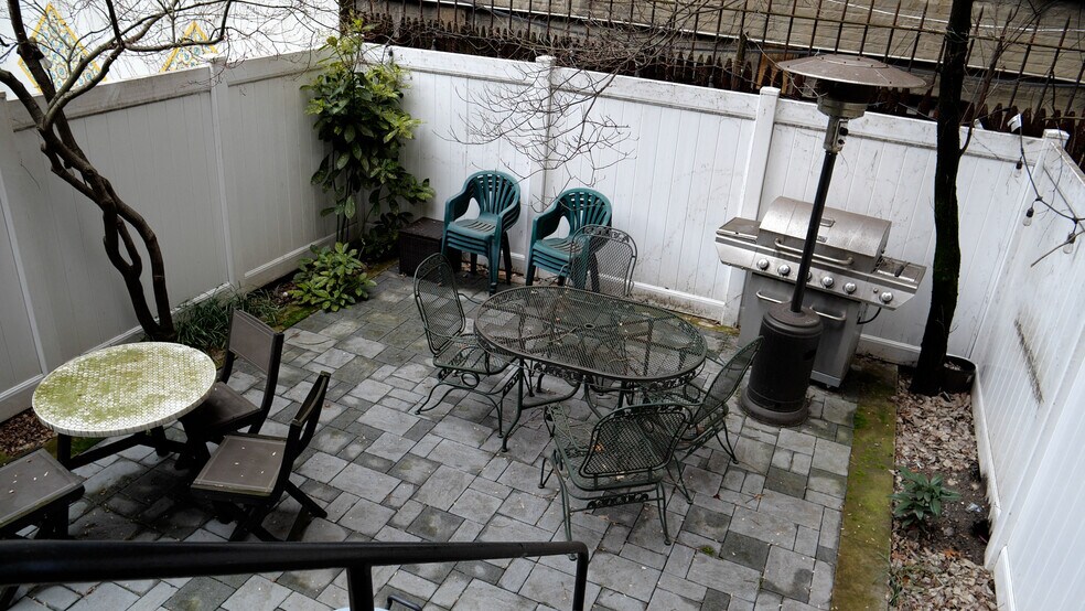 222 E 68th St, New York, NY à louer - Photo de l’immeuble – Image 3 sur 4