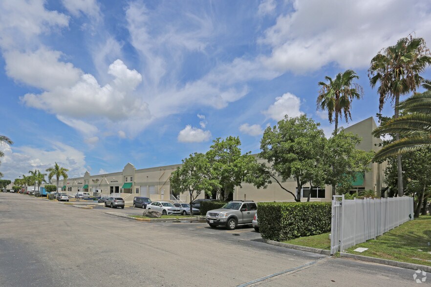 4600-4636 NW 74th Ave, Miami, FL à louer - Photo de l’immeuble – Image 2 sur 11