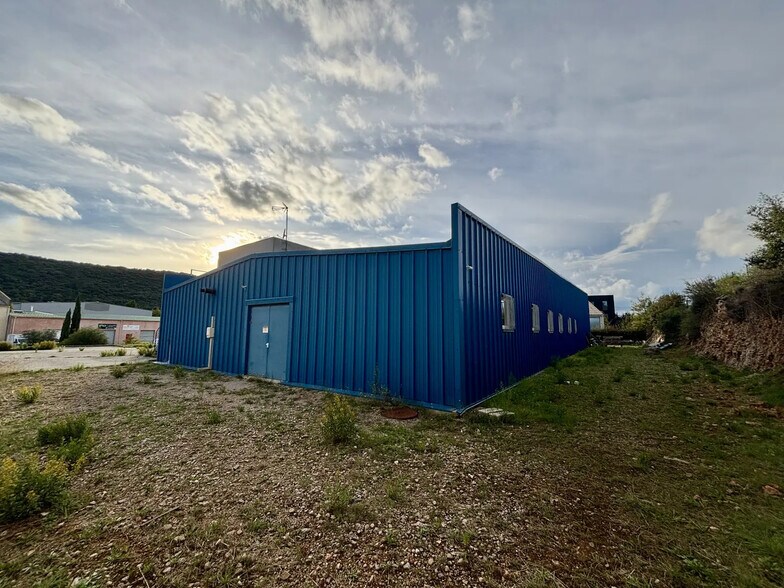 Local d’activités dans Brignoles à louer - Photo de l’immeuble – Image 3 sur 12