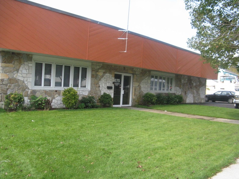 675 W Shore Rd, Warwick, RI à vendre - Photo de l’immeuble – Image 2 sur 17