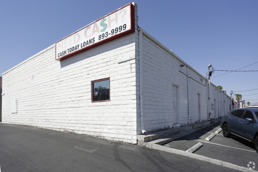 2300 E Desert Inn Rd, Las Vegas, NV à louer - Photo de l’immeuble – Image 3 sur 4