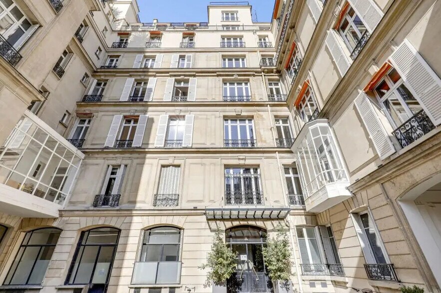 25 Rue Du Général Foy, Paris à louer - Photo de l’immeuble – Image 3 sur 5