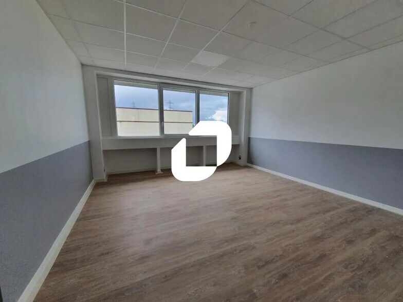 Bureau dans Rosny-sous-Bois à louer - Photo de l’immeuble – Image 1 sur 2