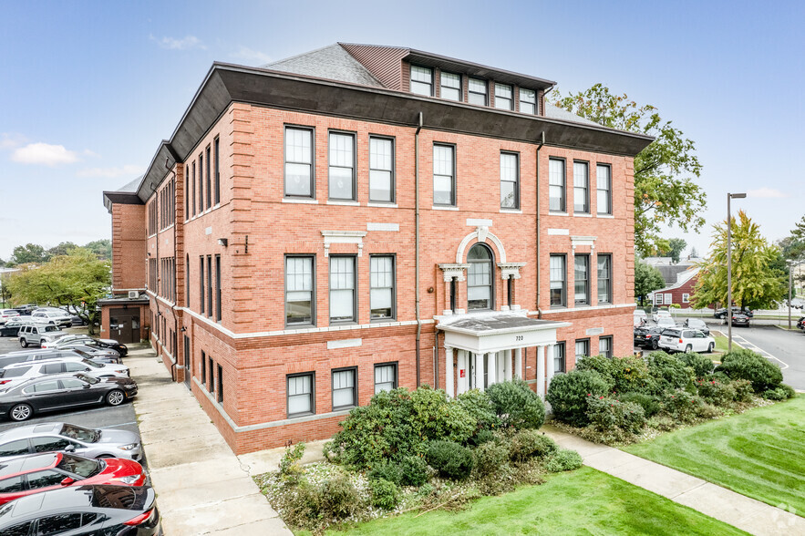 720 King Georges Post Rd, Fords, NJ à louer - Photo de l’immeuble – Image 2 sur 25