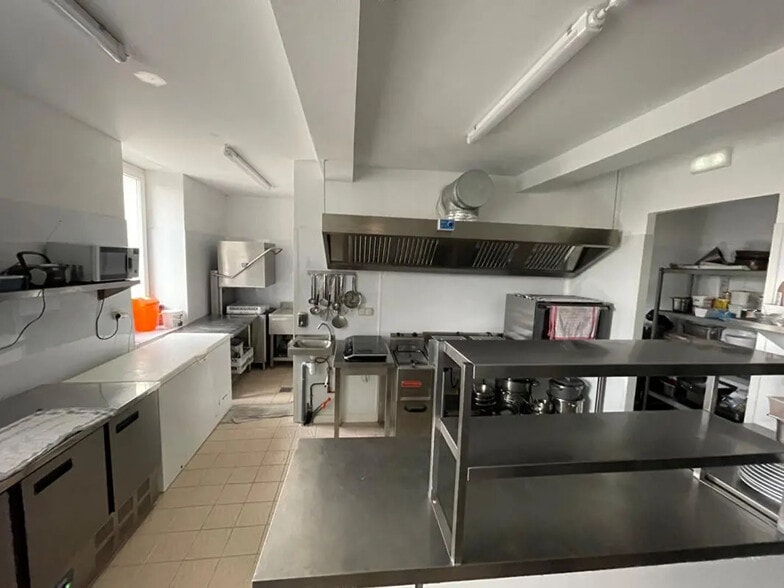 Local d'activités dans Avignon à vendre - Photo de l’immeuble – Image 2 sur 18