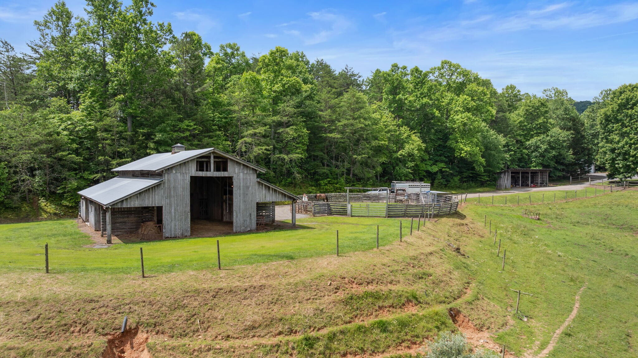 102 Cross Creek Ln, Warne, NC à vendre Photo de l’immeuble– Image 1 sur 12