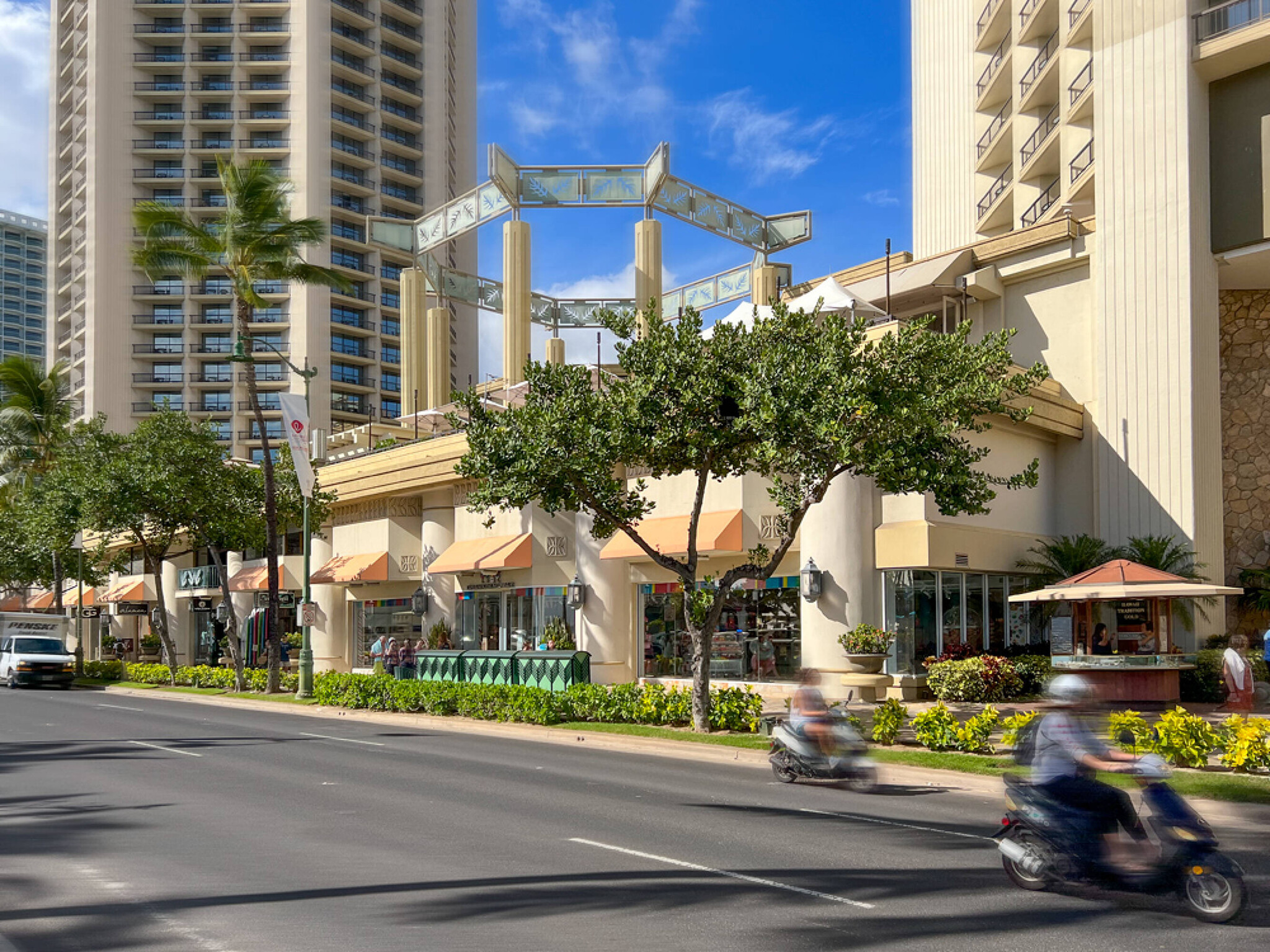 2424 Kalakaua Ave, Honolulu, HI à louer Photo de l’immeuble– Image 1 sur 1