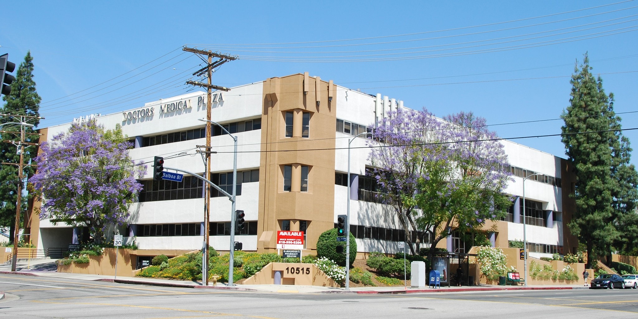 10515 Balboa Blvd, Granada Hills, CA à louer Photo principale– Image 1 sur 95
