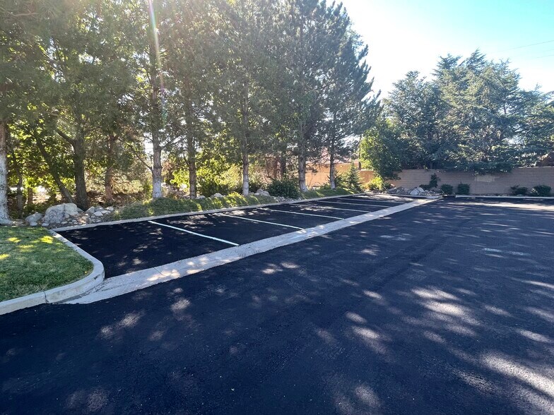 875 Roberta Ln, Sparks, NV à louer - Photo de l’immeuble – Image 2 sur 11