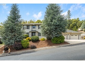 Plus de détails pour 1696 NE Ruby Ct, Roseburg, OR - Spécialisé à vendre